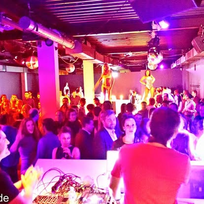 Jeff Kuzz performing to a crowded dancefloor